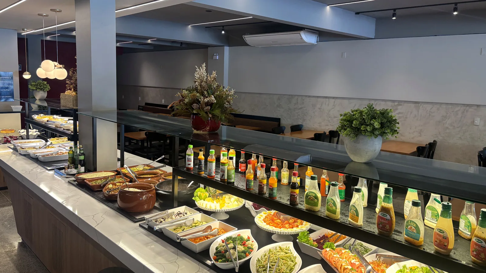 Buffet livre de comida caseira no almoço