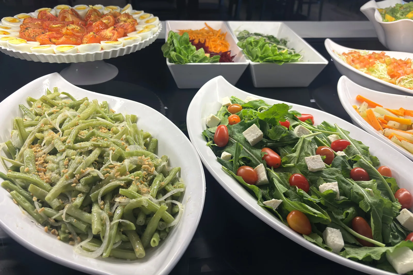 Saladas e entradas frescas do buffet