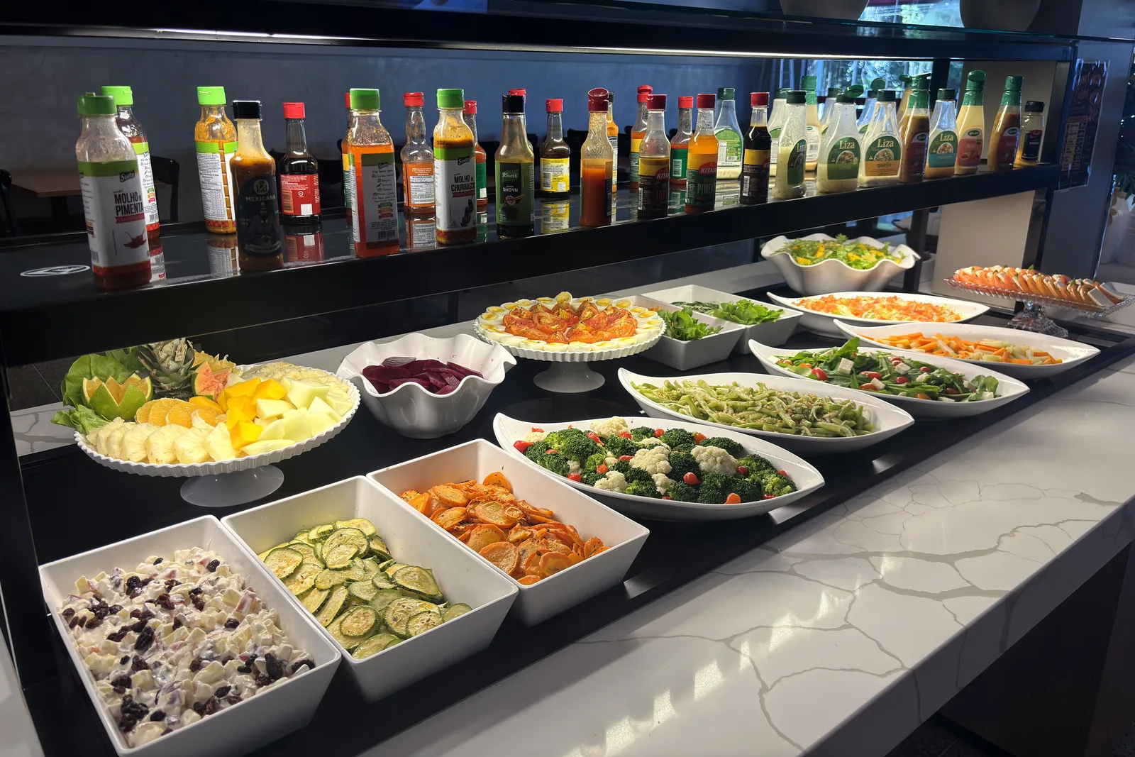 Variedade de pratos no buffet frio