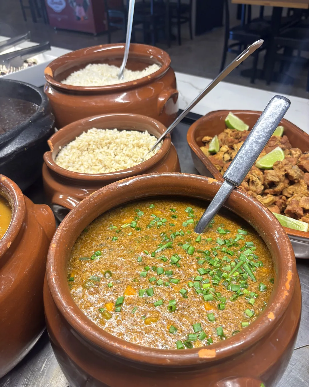 Prato montado com comida caseira do buffet livre