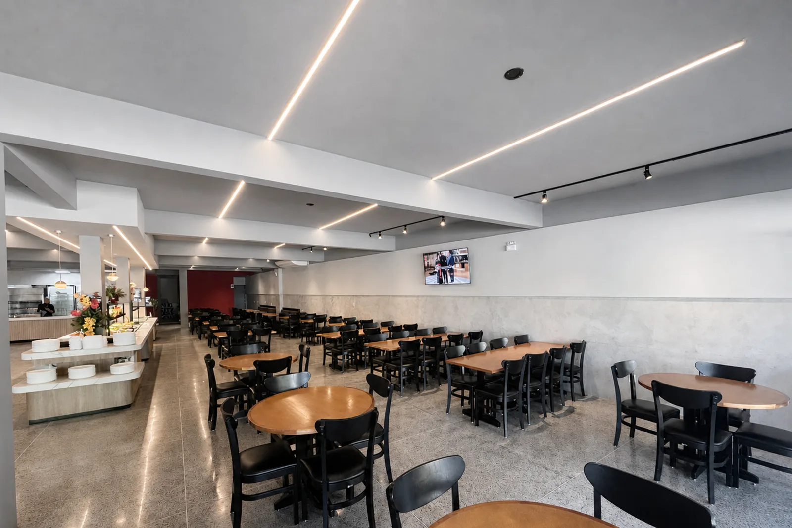 Salão do Restaurante Delícia do Vale, amplo e organizado