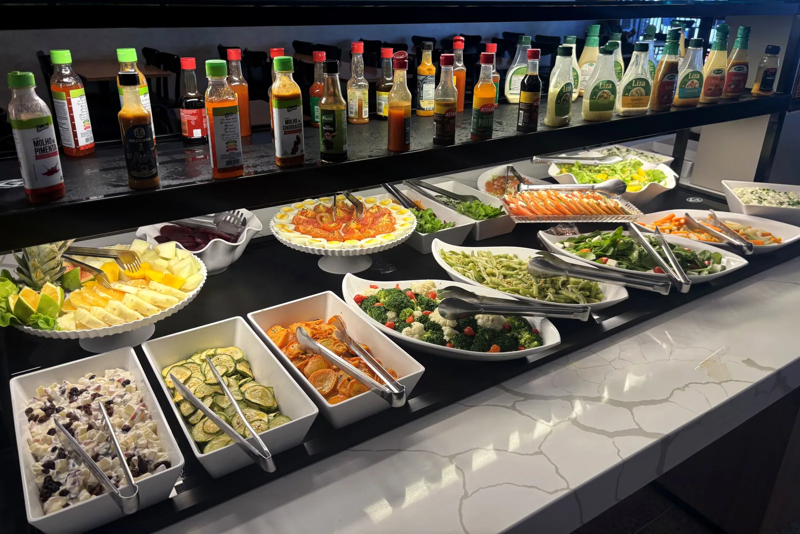 Variedade de pratos quentes e saladas do buffet